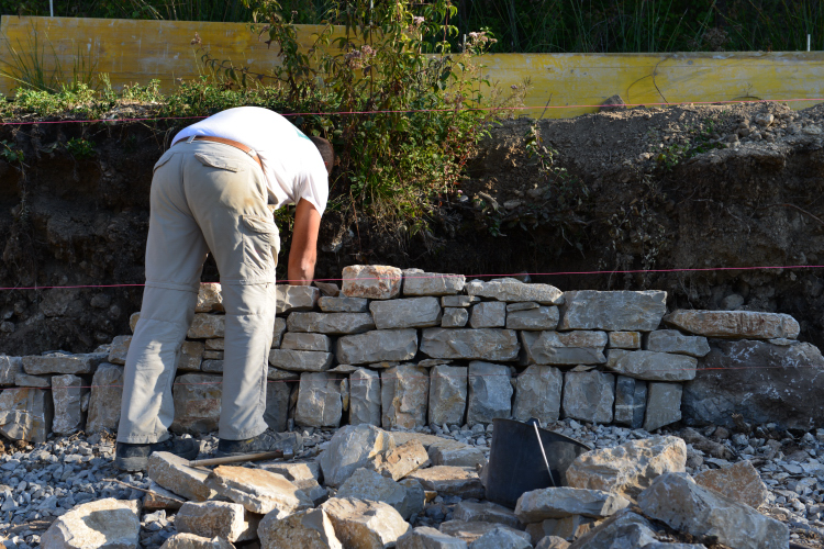 Construire un mur en pierres sèches